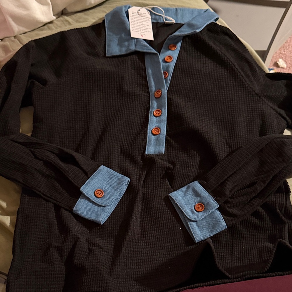 New Black Waffle Knit Top with Blue Chambray Collar & at cuffs w tannish Buttons